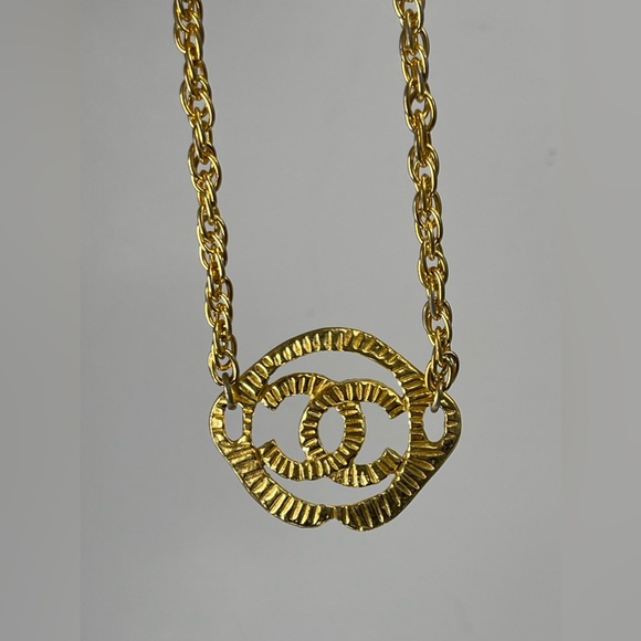 CHANEL Gold Engraved 'CC' Chain Chocker With The Box - Picture 5 of 11